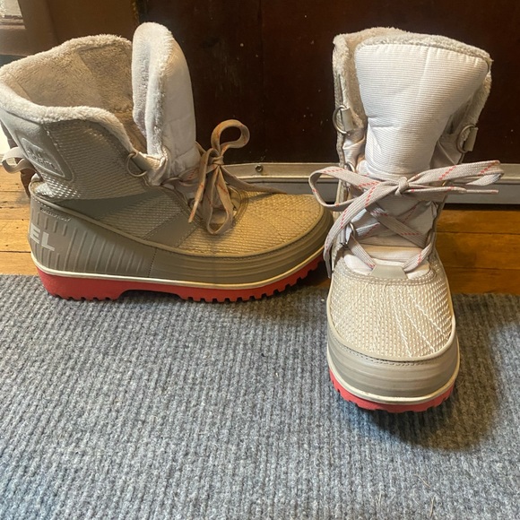 Sorel size 8 snow boots, worn twice - Picture 5 of 8